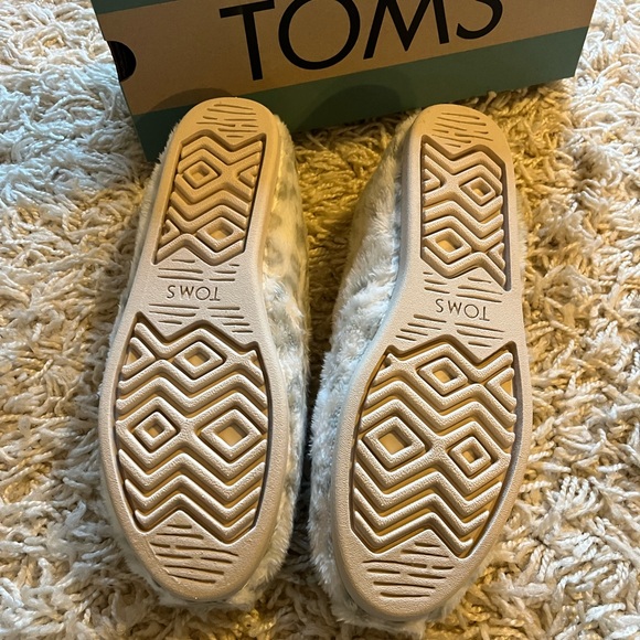 NWT TOMS ❄️ 🐆 - Picture 7 of 8